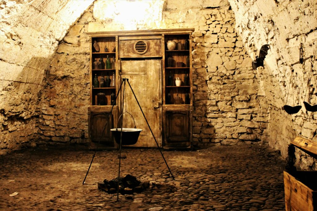 Prague: Historical Oldtown, Medieval Underground and Dungeon Tour