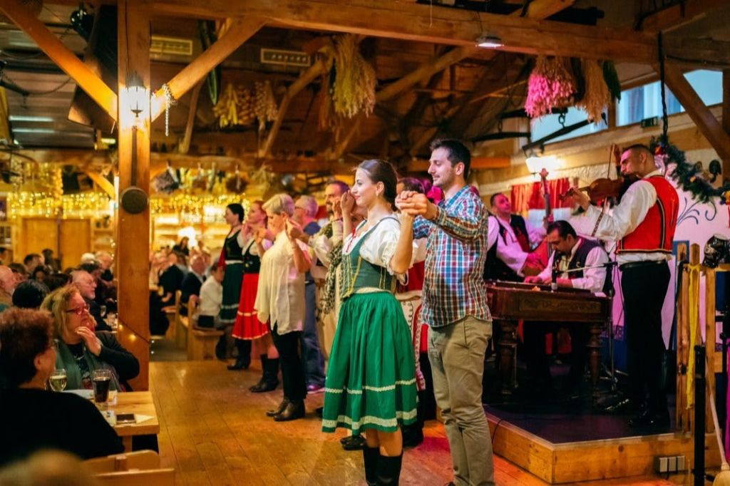 Prague: Traditional Dinner with Folk Show & Unlimited Drinks