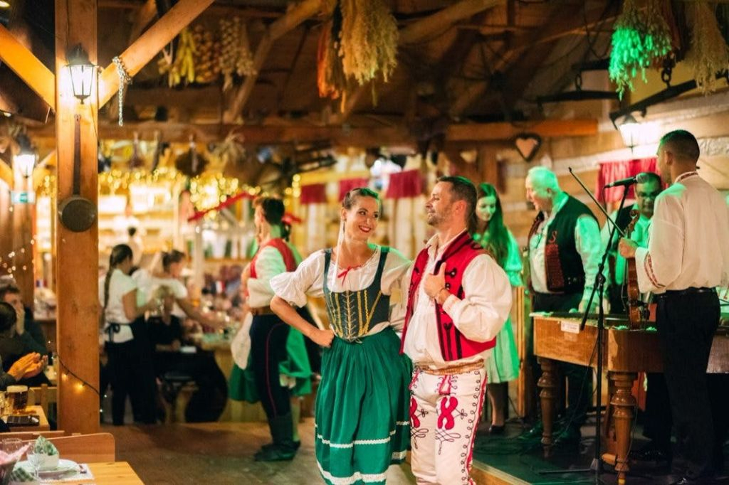 Prague: Traditional Dinner with Folk Show & Unlimited Drinks
