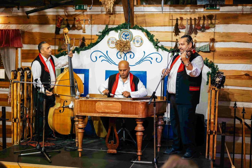 Prague: Traditional Dinner with Folk Show & Unlimited Drinks