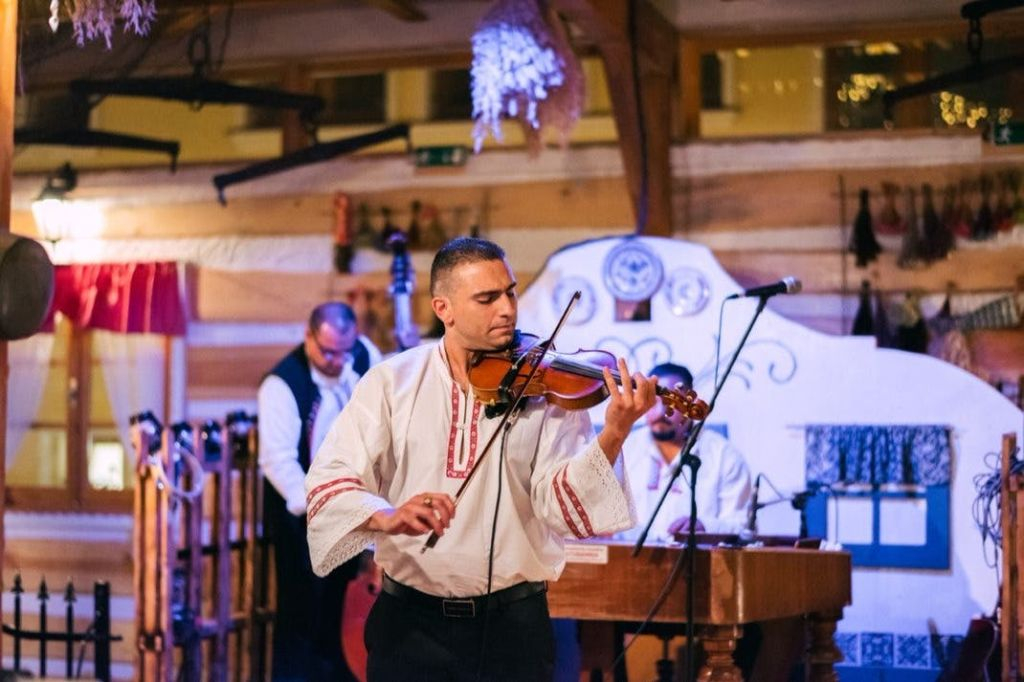 Prague: Traditional Dinner with Folk Show & Unlimited Drinks