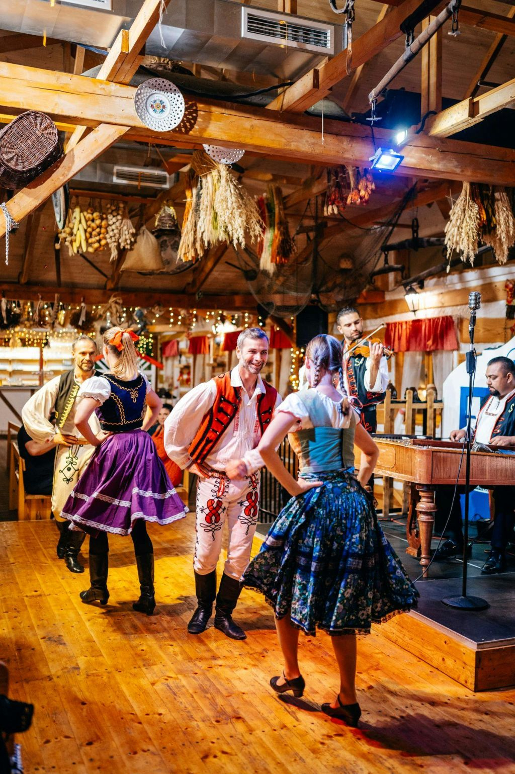 Prague: Traditional Dinner with Folk Show & Unlimited Drinks