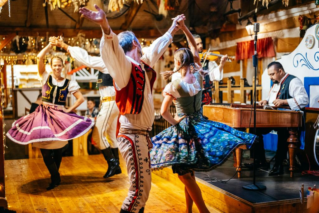 Prague: Traditional Dinner with Folk Show & Unlimited Drinks