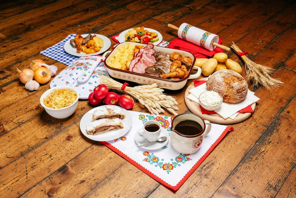 Prague: Traditional Dinner with Folk Show & Unlimited Drinks