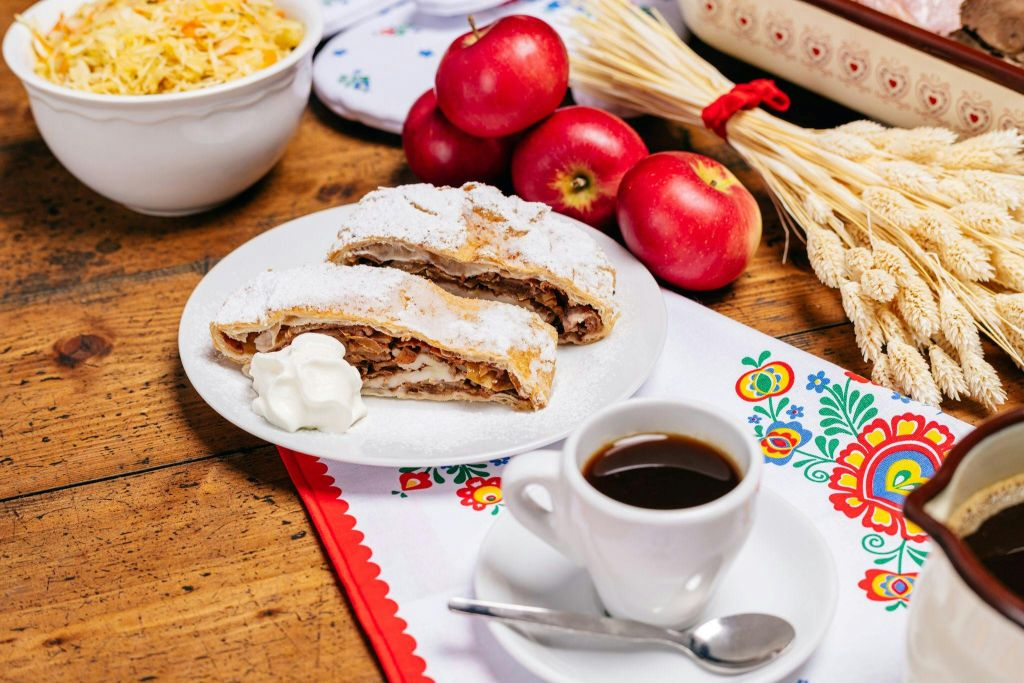 Prague: Traditional Dinner with Folk Show & Unlimited Drinks