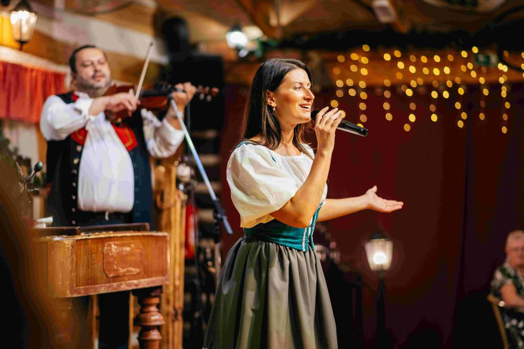 Prague: Traditional Dinner with Folk Show & Unlimited Drinks