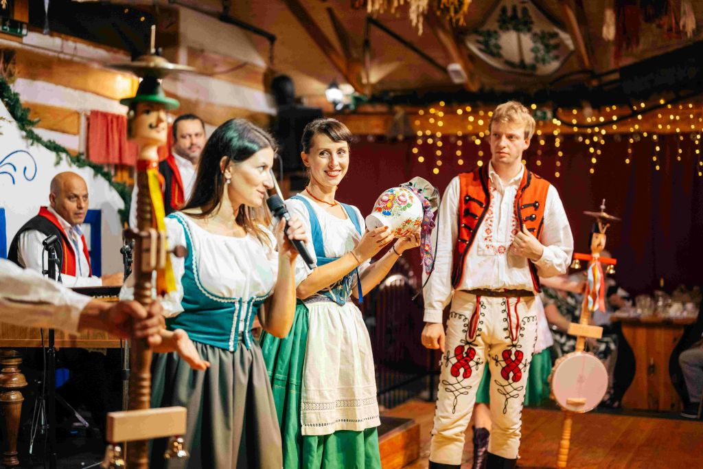 Prague: Traditional Dinner with Folk Show & Unlimited Drinks