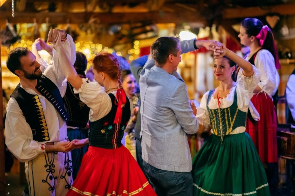 Prague: Traditional Dinner with Folk Show & Unlimited Drinks