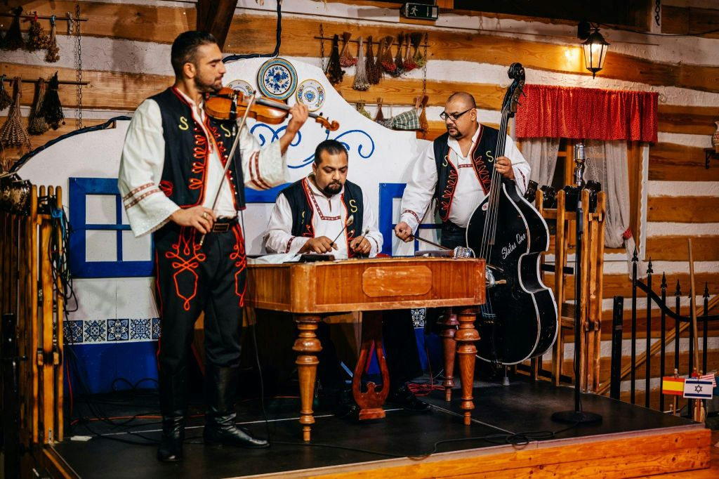 Prague: Traditional Dinner with Folk Show & Unlimited Drinks