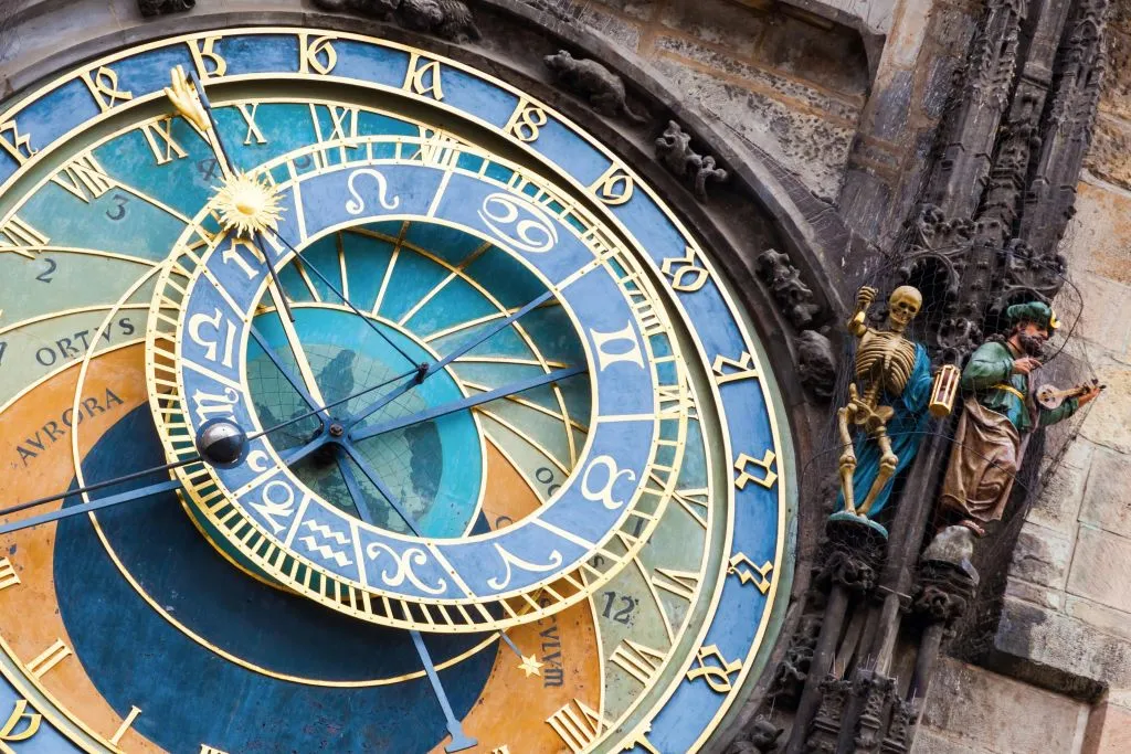 Ciudad Vieja de Praga: Reloj Astronómico y Visita Guiada Subterránea