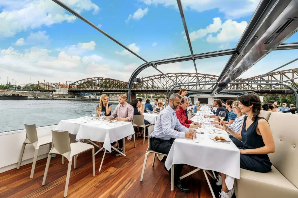Prague : Déjeuner-croisière avec musique live + guide audio