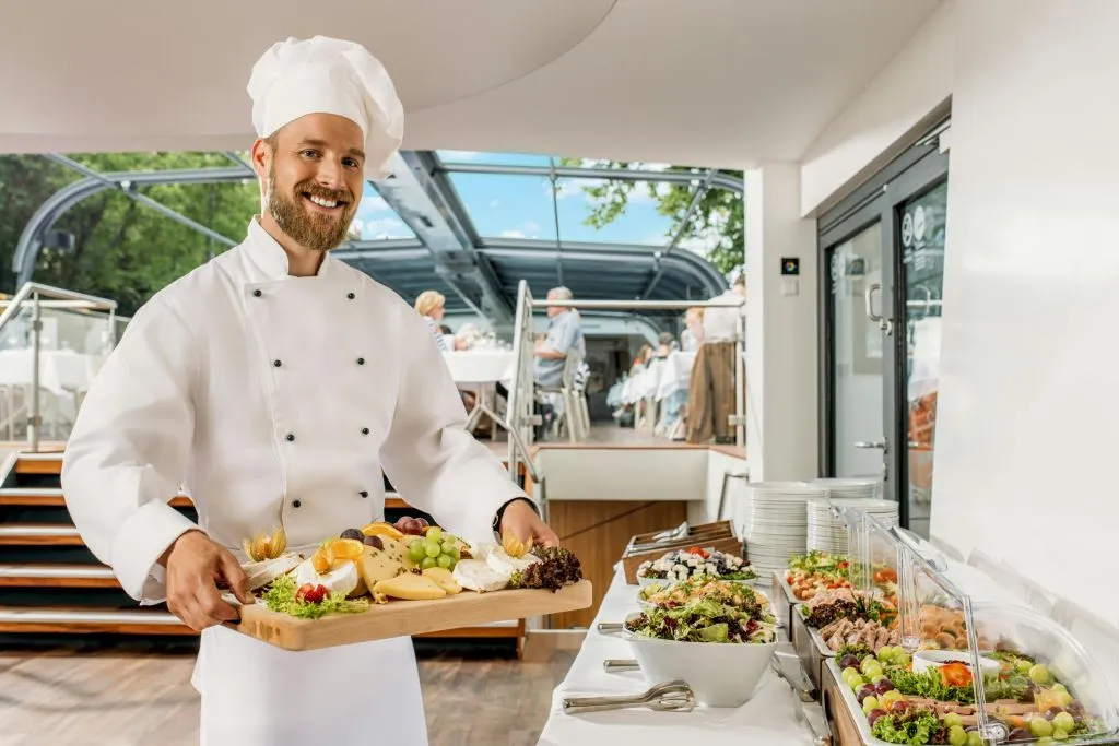 Prague : Déjeuner-croisière avec musique live + guide audio