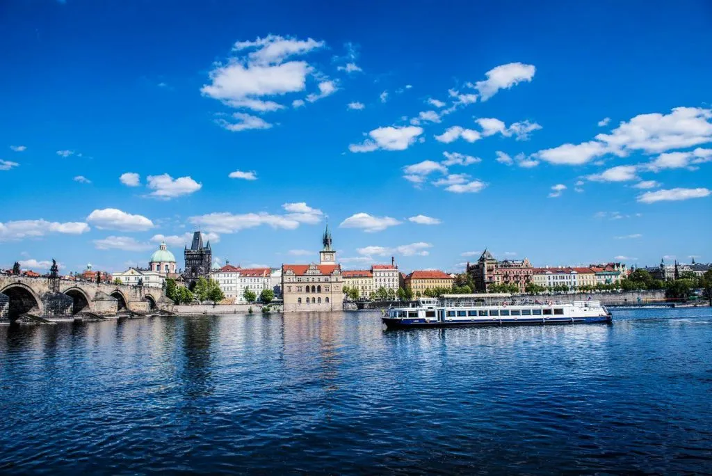 Prague : Déjeuner-croisière avec musique live + guide audio
