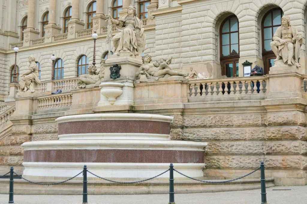 Musée national de Prague : Billet d'entrée + visite guidée de la ville avec audioguide
