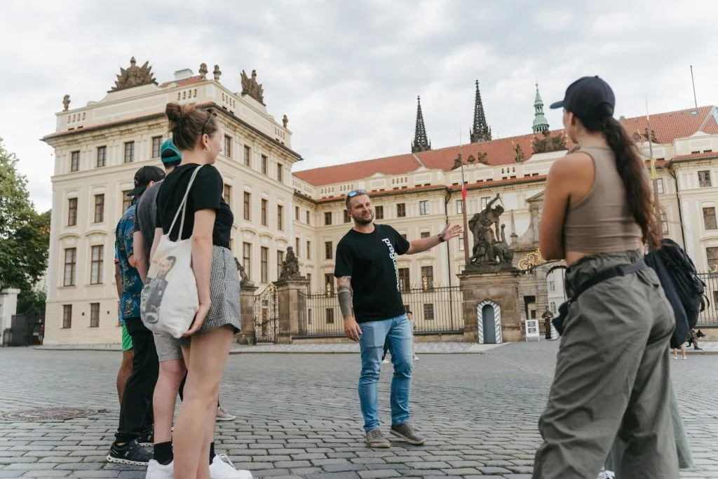 Ciudad Vieja de Praga: Visita guiada de un día + Crucero por el río + Billete de tranvía