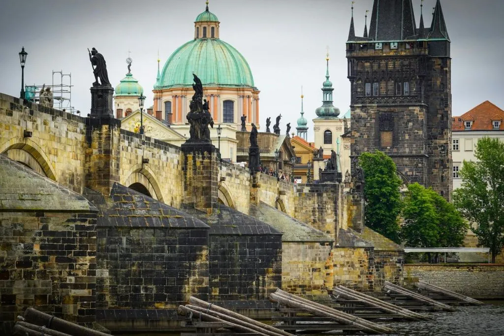 Ciudad Vieja de Praga: Visita guiada de un día + Crucero por el río + Billete de tranvía