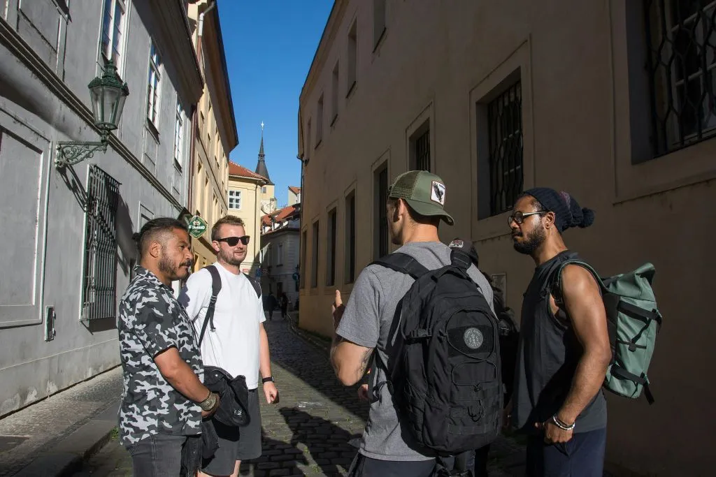 Ciudad Vieja de Praga: Visita guiada de un día + Crucero por el río + Billete de tranvía