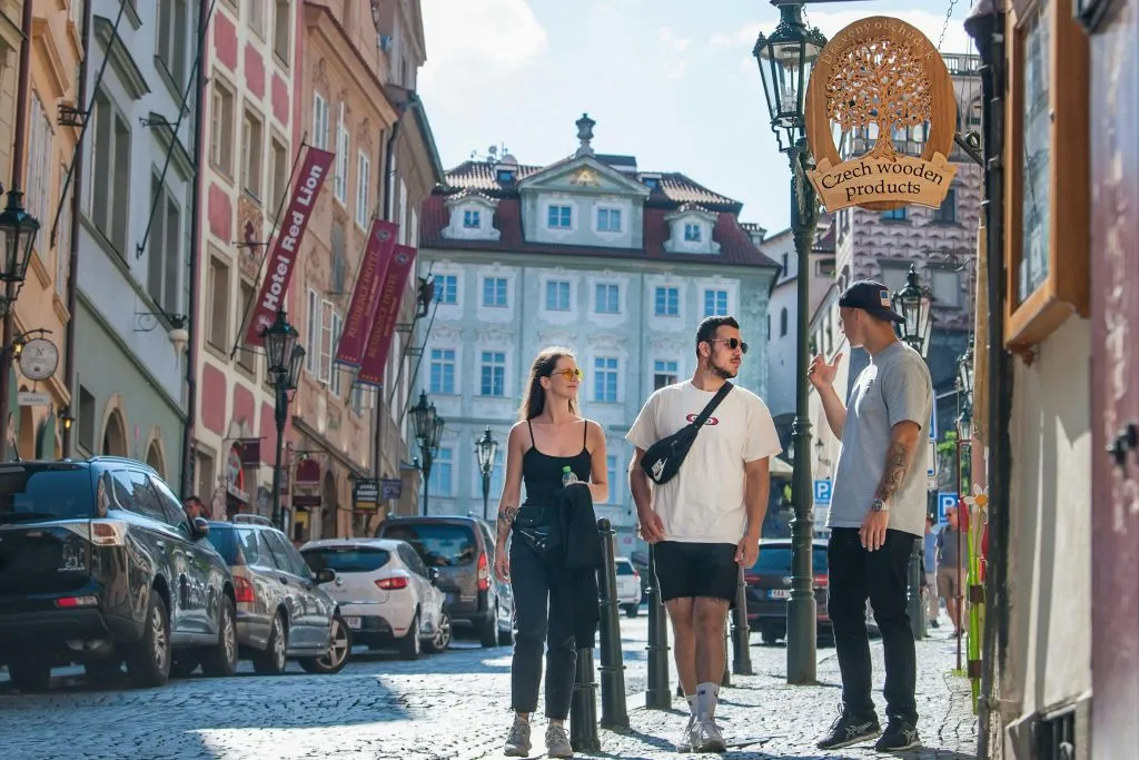 Ciudad Vieja de Praga: Visita guiada de un día + Crucero por el río + Billete de tranvía