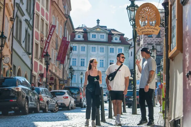 Ciudad Vieja de Praga: Visita guiada de un día + Crucero por el río + Billete de tranvía