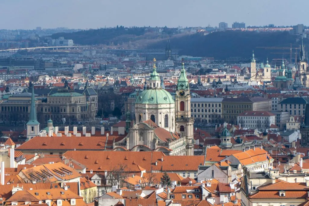 Ciudad Vieja de Praga: Visita guiada de un día + Crucero por el río + Billete de tranvía
