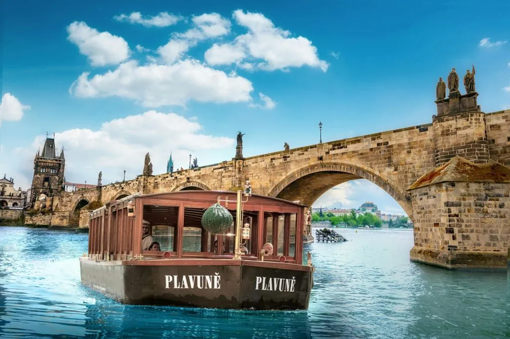 Ciudad Vieja de Praga: Visita guiada de un día + Crucero por el río + Billete de tranvía