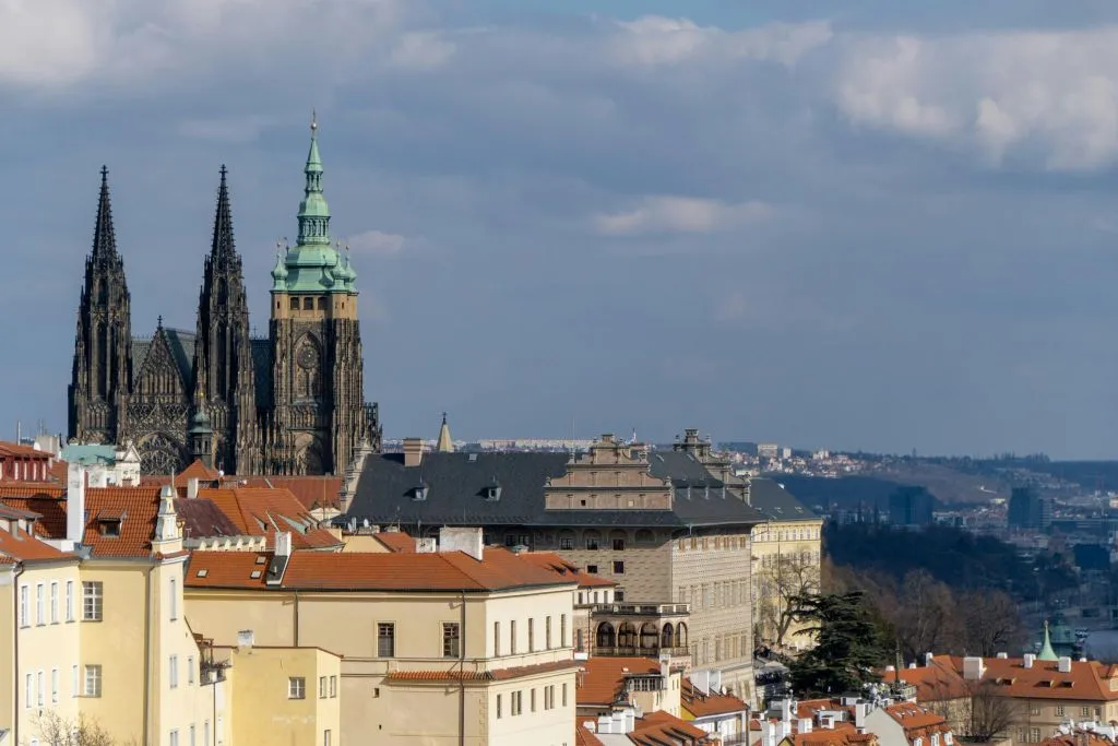 Ciudad Vieja de Praga: Visita guiada de un día + Crucero por el río + Billete de tranvía