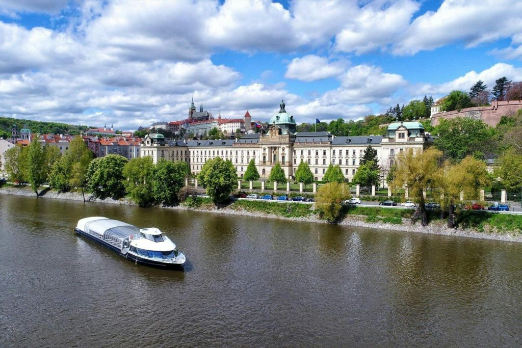 Prague : Croisière fluviale de 2 heures + carte de la croisière