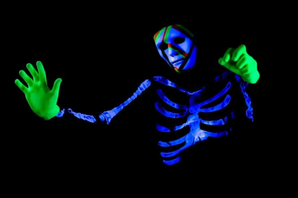 Images of Love Black Light Theater Show + Relógio Astronômico de Praga