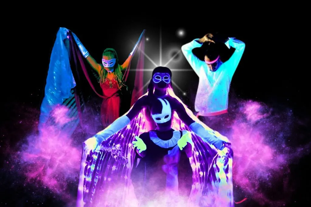 Images of Love Black Light Theater Show + Relógio Astronômico de Praga