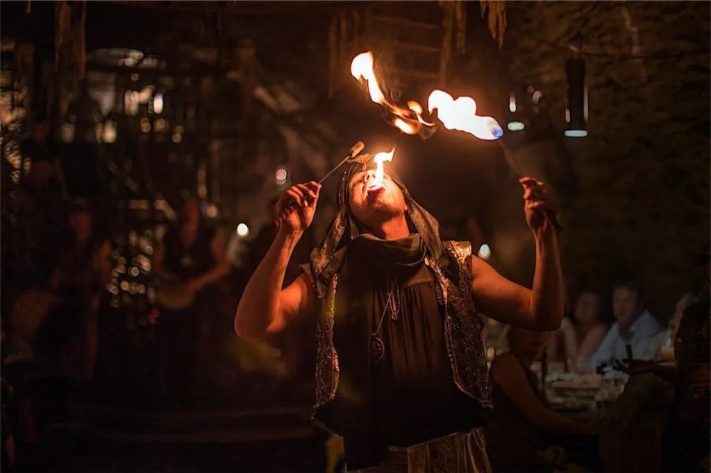 Praga: Jantar de Natal medieval com show ao vivo + bebidas ilimitadas