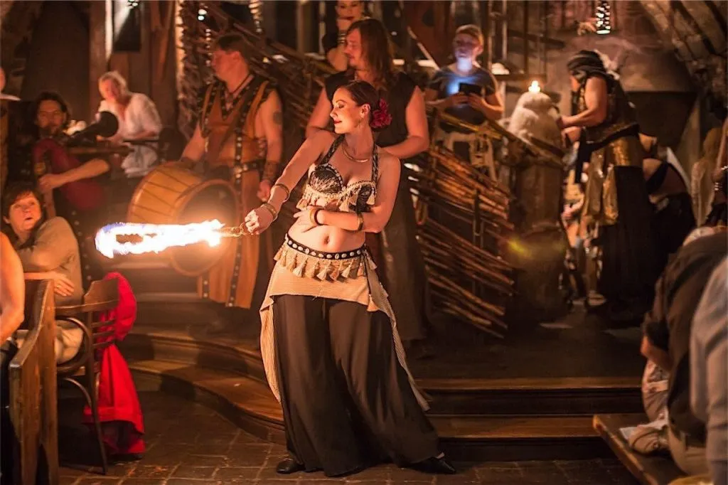 Praga: Jantar de Natal medieval com show ao vivo + bebidas ilimitadas