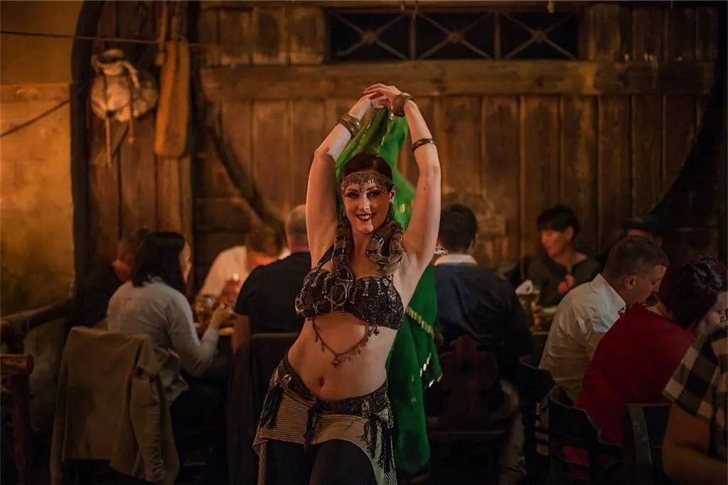 Praga: Jantar de Natal medieval com show ao vivo + bebidas ilimitadas