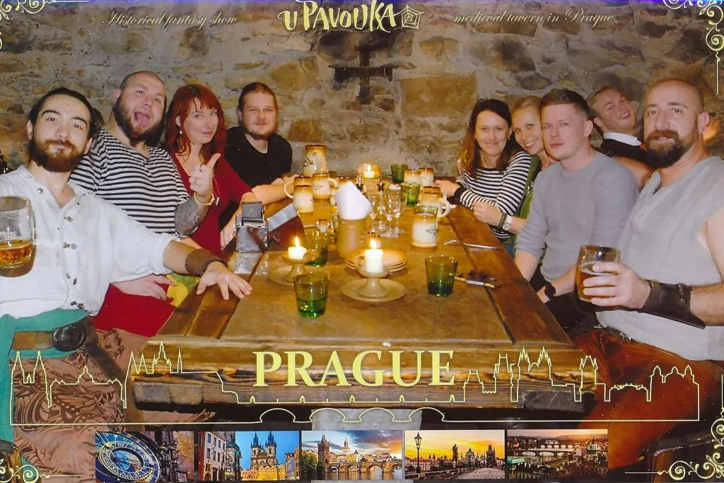 Praga: Jantar de Natal medieval com show ao vivo + bebidas ilimitadas
