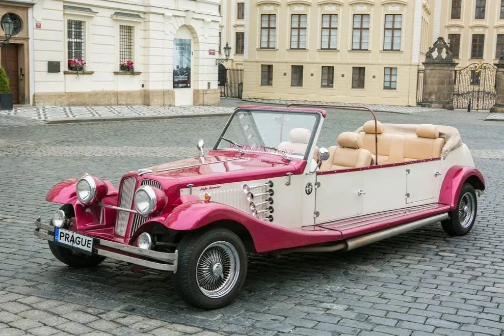 Castillo de Karlštejn: Visita en coche antiguo desde Praga