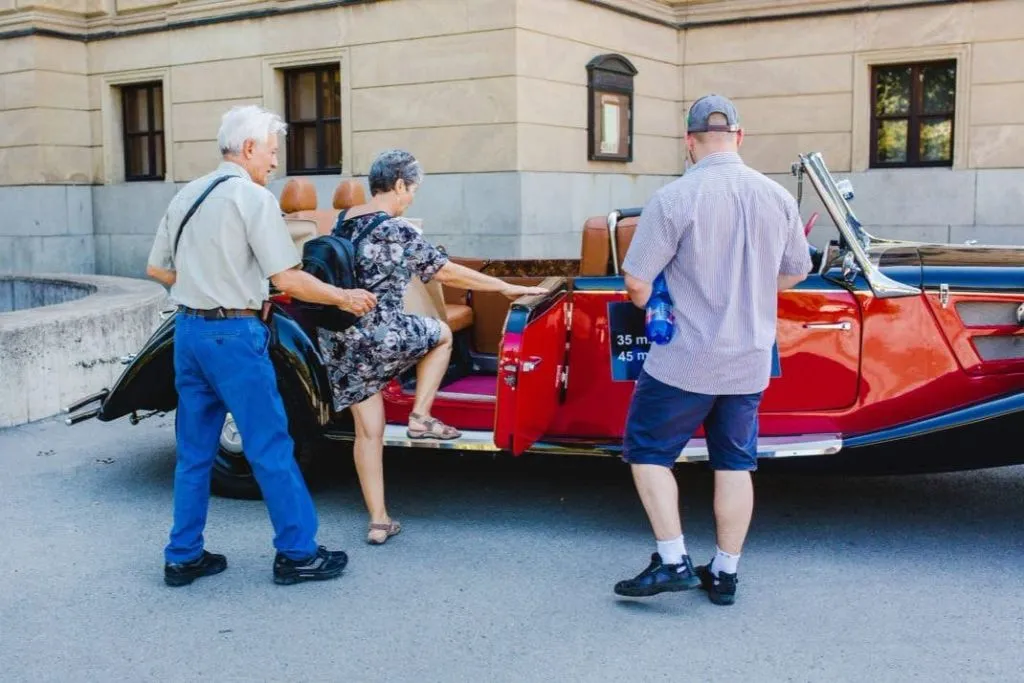 Castillo de Karlštejn: Visita en coche antiguo desde Praga