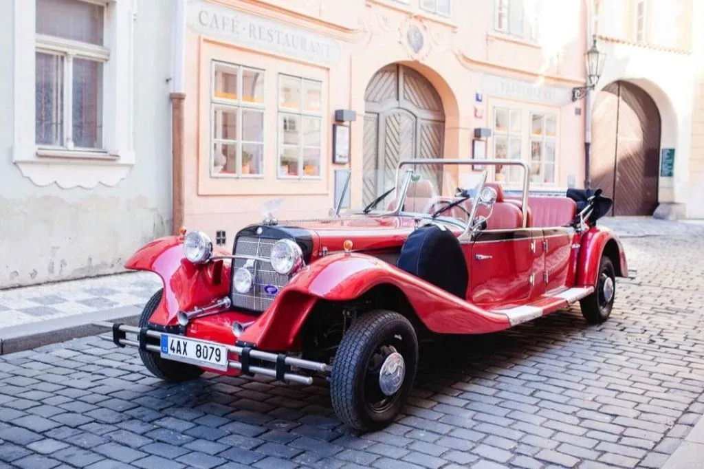 Castillo de Karlštejn: Visita en coche antiguo desde Praga