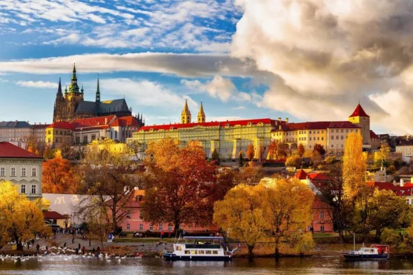 Praga: Tour della città con pranzo e tour sul fiume
