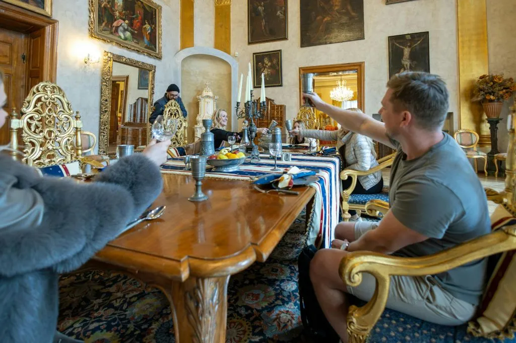 Experiência tcheca autêntica: Jantar e show medieval + tour pela cervejaria e pelo castelo
