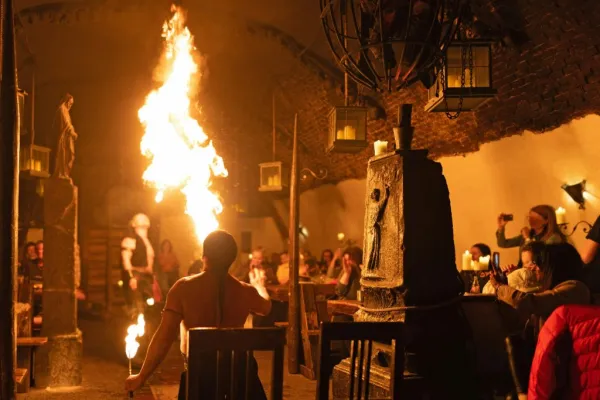 Experiência tcheca autêntica: Jantar e show medieval + tour pela cervejaria e pelo castelo