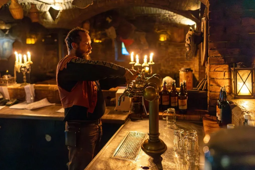 Experiência tcheca autêntica: Jantar e show medieval + tour pela cervejaria e pelo castelo