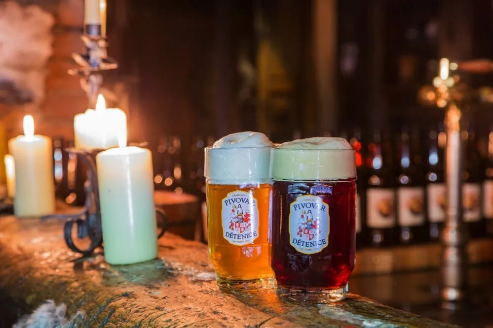 Experiência tcheca autêntica: Jantar e show medieval + tour pela cervejaria e pelo castelo