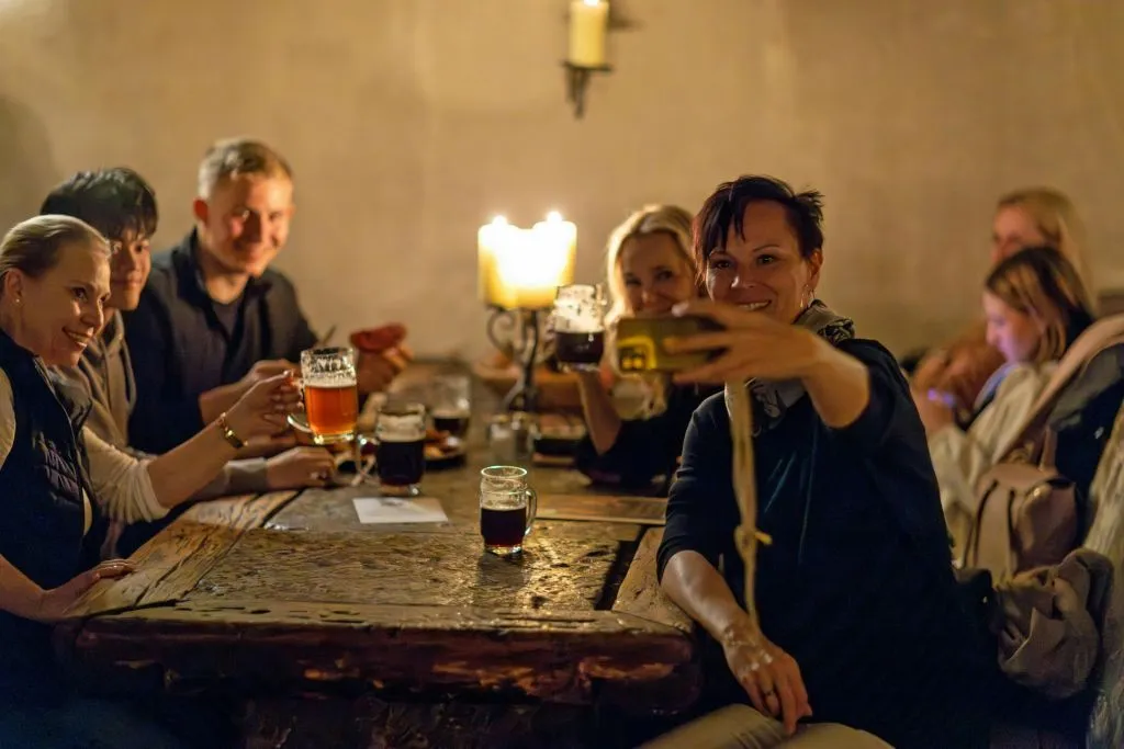 Experiência tcheca autêntica: Jantar e show medieval + tour pela cervejaria e pelo castelo