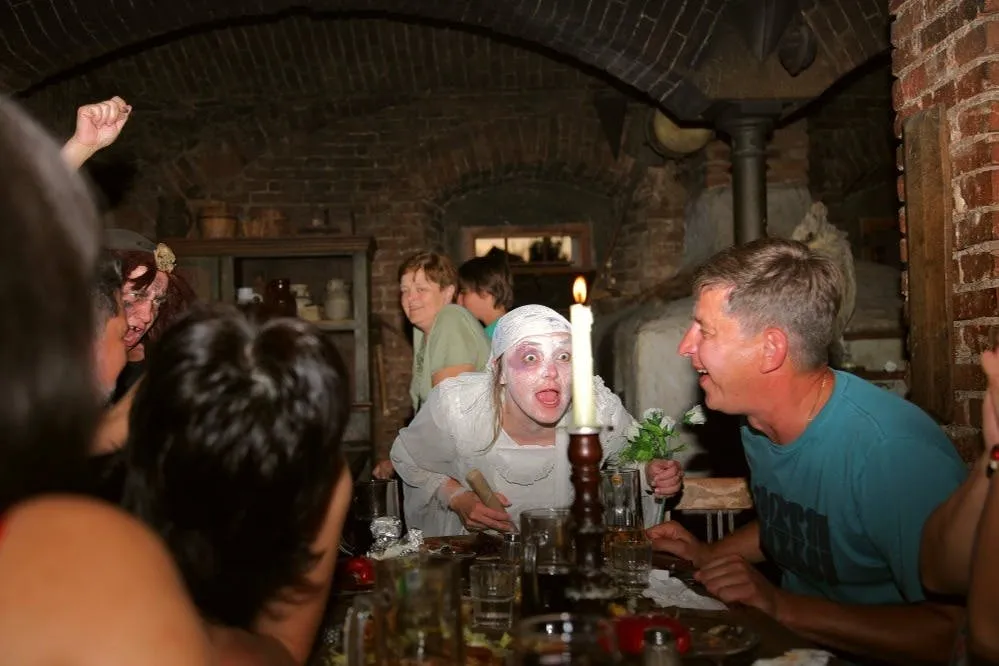 Experiência tcheca autêntica: Jantar e show medieval + tour pela cervejaria e pelo castelo
