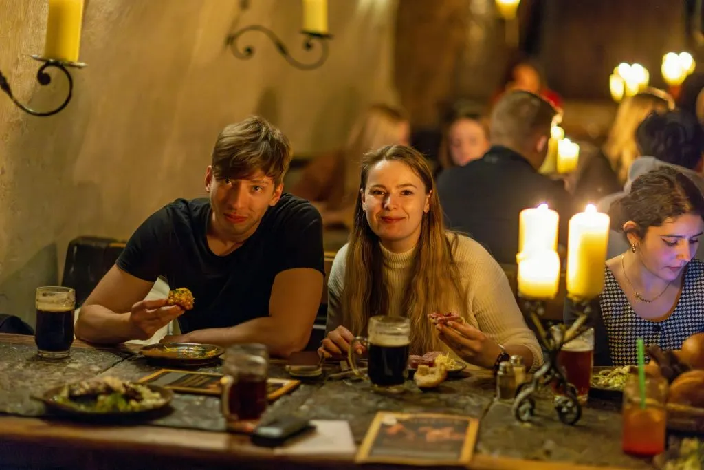 Experiência tcheca autêntica: Jantar e show medieval + tour pela cervejaria e pelo castelo