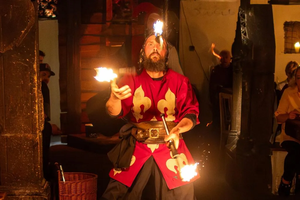 Experiência tcheca autêntica: Jantar e show medieval + tour pela cervejaria e pelo castelo