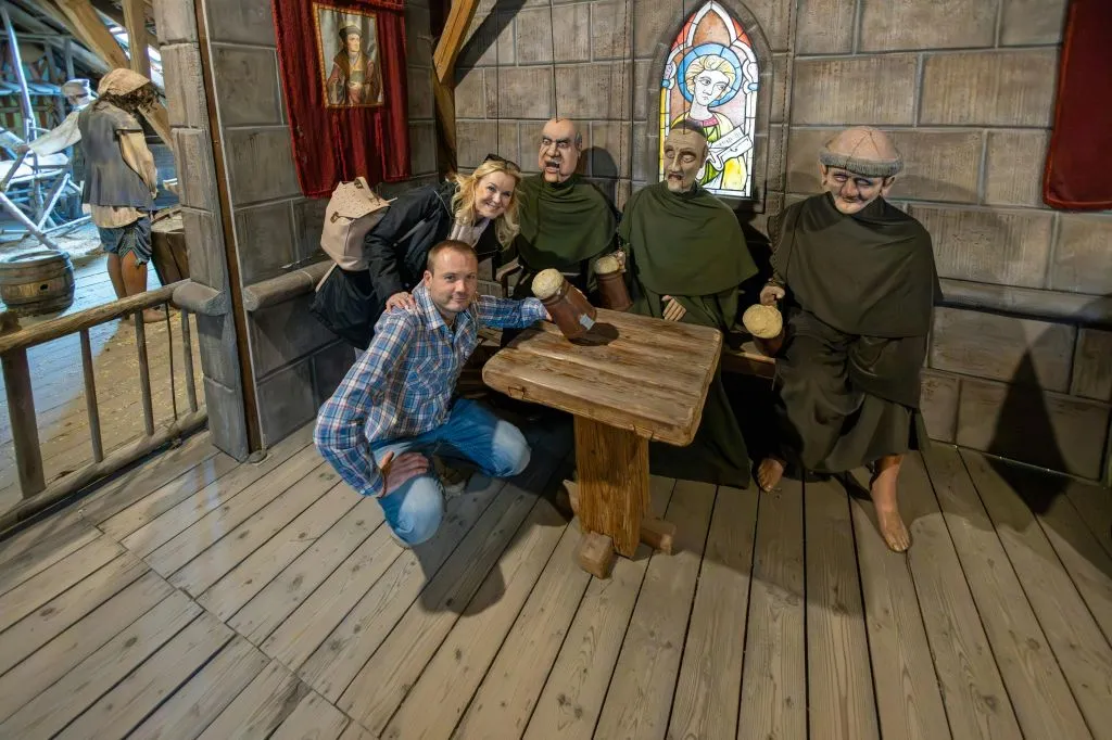 Experiência tcheca autêntica: Jantar e show medieval + tour pela cervejaria e pelo castelo