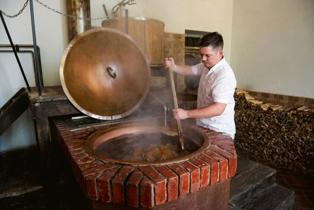 Experiência tcheca autêntica: Jantar e show medieval + tour pela cervejaria e pelo castelo