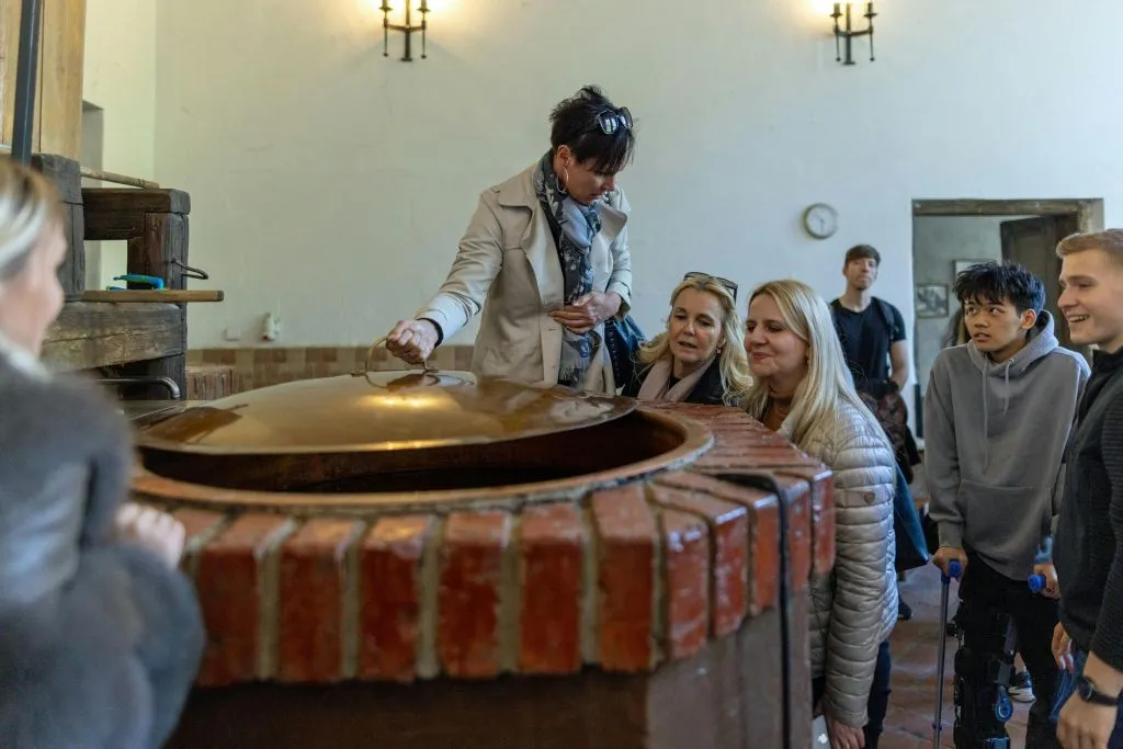 Experiência tcheca autêntica: Jantar e show medieval + tour pela cervejaria e pelo castelo