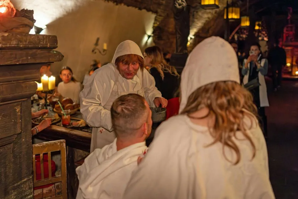 Experiência tcheca autêntica: Jantar e show medieval + tour pela cervejaria e pelo castelo