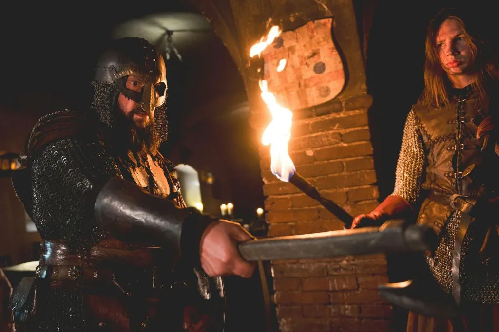 Experiência tcheca autêntica: Jantar e show medieval + tour pela cervejaria e pelo castelo